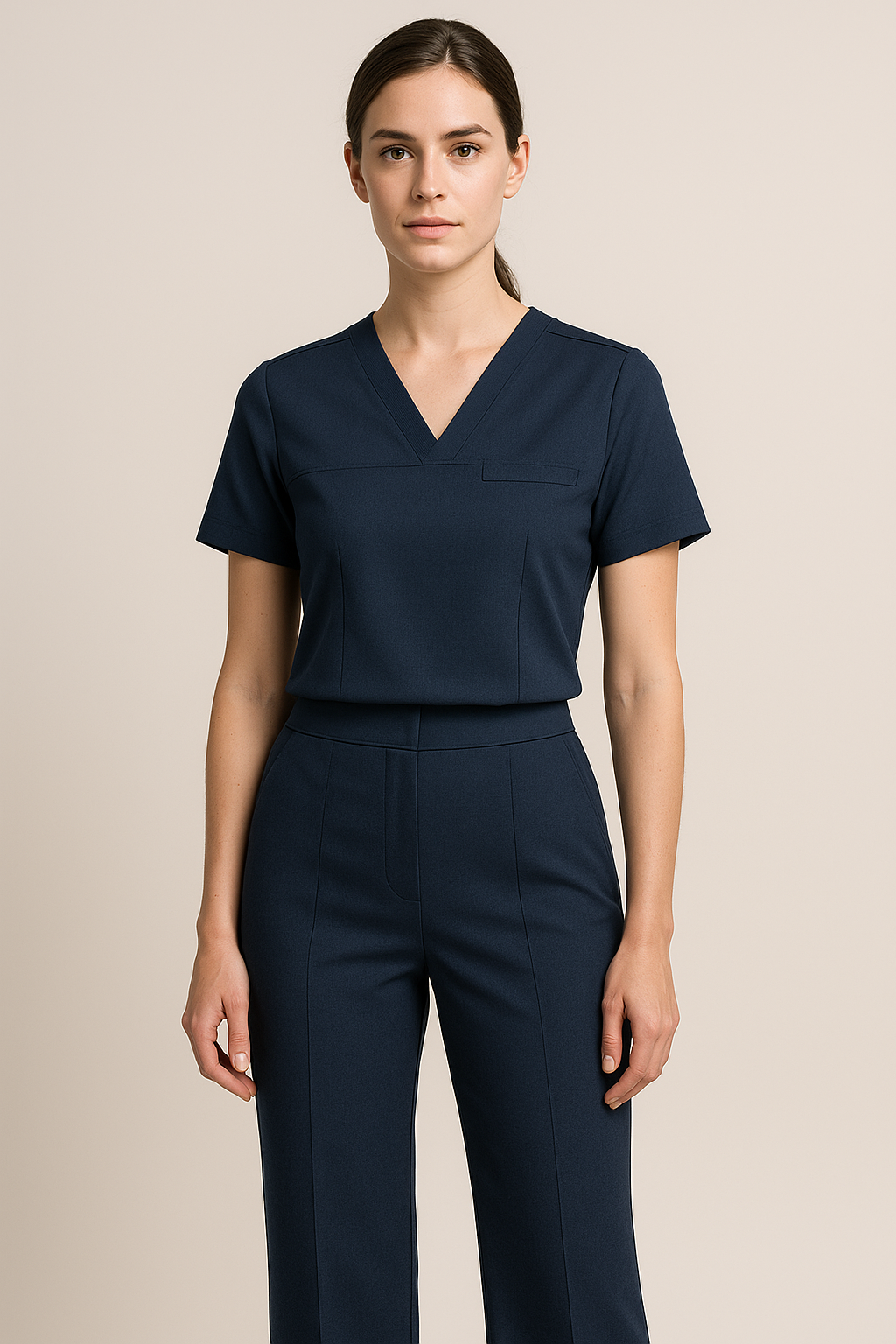 Soignante portant une tenue médicale coordonnée, haut et pantalon assortis